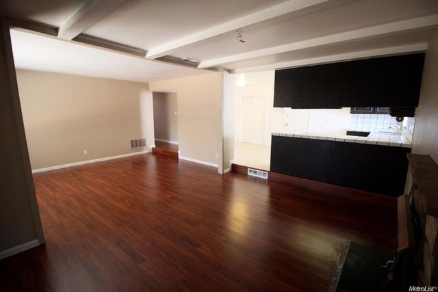 2 Tillman Cir, Sacramento, CA 95823