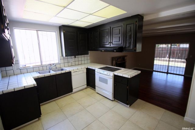 2 Tillman Cir, Sacramento, CA 95823