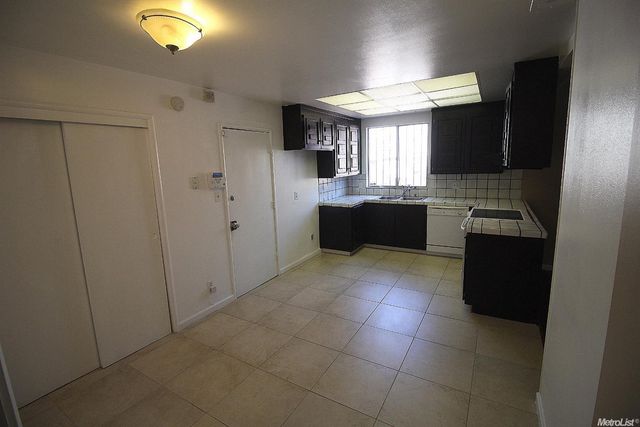 2 Tillman Cir, Sacramento, CA 95823