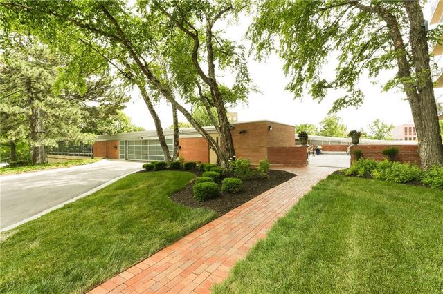 4550 Warwick Boulevard 408, Kansas City, MO 64111