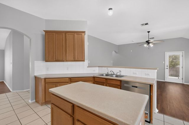 1302 Rainbow Parke DR, Round Rock, TX 78665