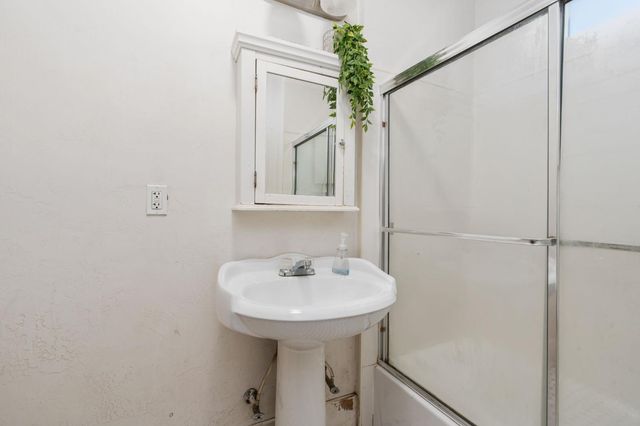 1234 N Del Mar Avenue, Fresno, CA 93728