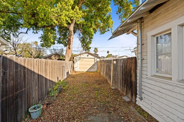 1234 N Del Mar Avenue, Fresno, CA 93728