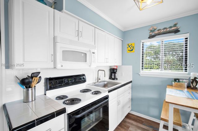 40 Folly Field Rd Apt B127, Hilton Head Island, SC 29928