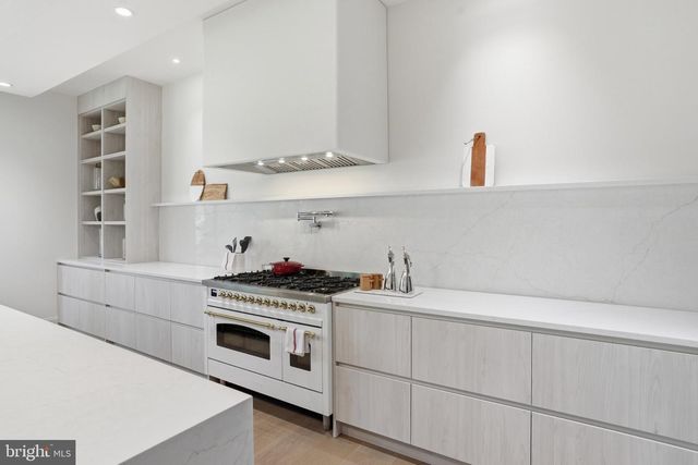 7421 MAGARITY RD, Falls Church, VA 22043