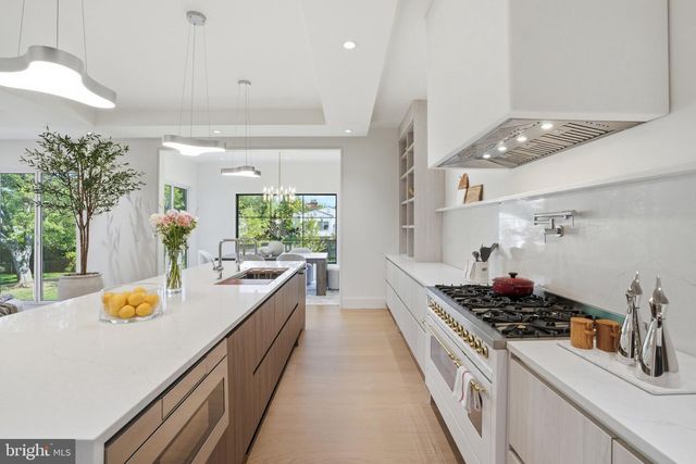 7421 MAGARITY RD, Falls Church, VA 22043