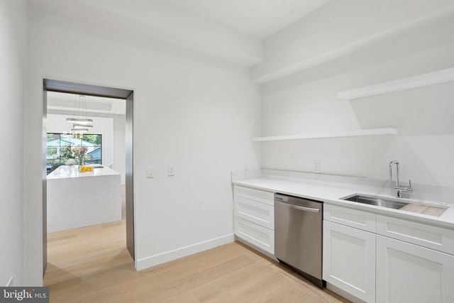 7421 MAGARITY RD, Falls Church, VA 22043