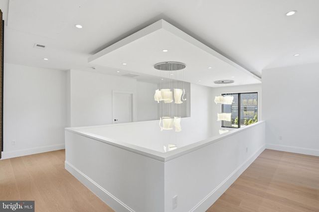 7421 MAGARITY RD, Falls Church, VA 22043