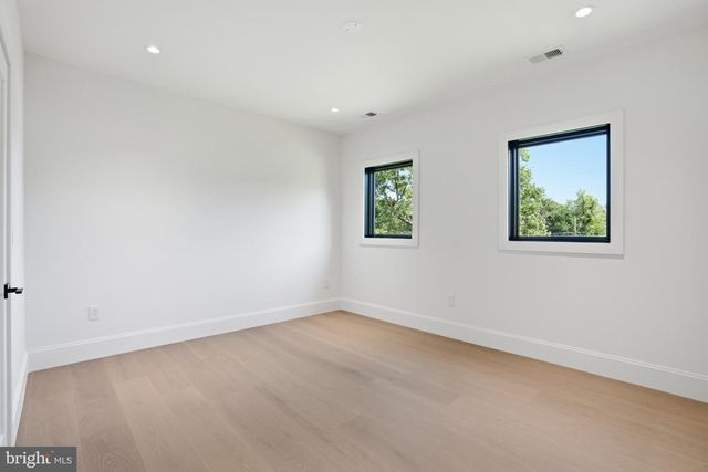 7421 MAGARITY RD, Falls Church, VA 22043