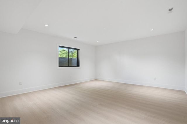 7421 MAGARITY RD, Falls Church, VA 22043