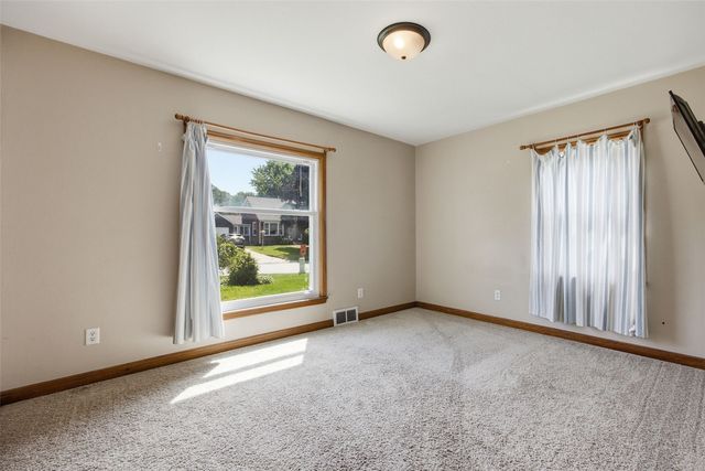 1001 25th ST SE, Cedar Rapids, IA 52403