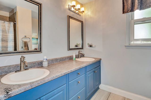 8838 Oakwood Drive, Hickory Hills, IL 60457