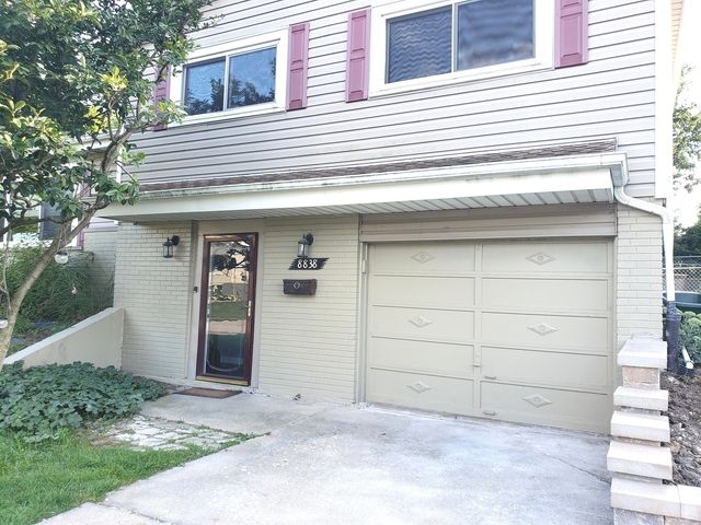 8838 Oakwood Drive, Hickory Hills, IL 60457