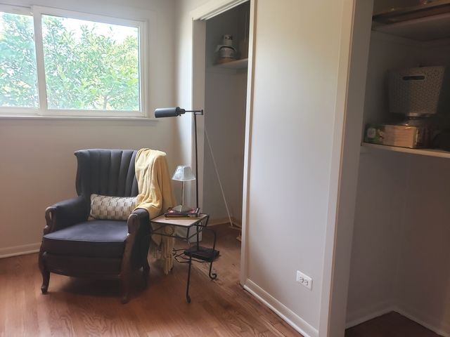 8838 Oakwood Drive, Hickory Hills, IL 60457