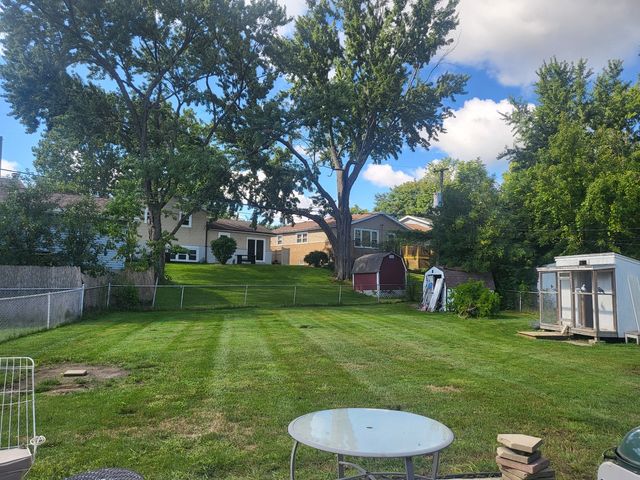 8838 Oakwood Drive, Hickory Hills, IL 60457