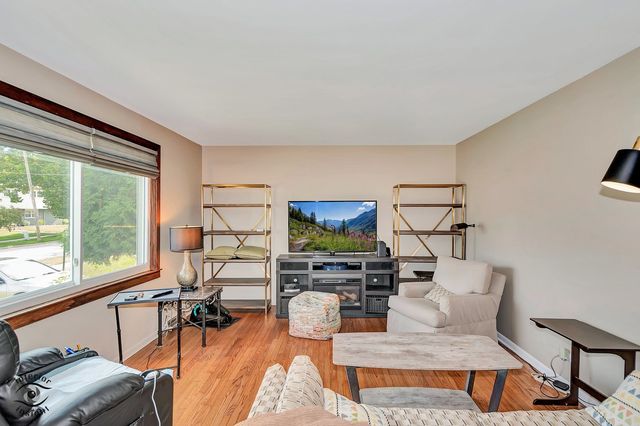 8838 Oakwood Drive, Hickory Hills, IL 60457