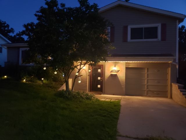 8838 Oakwood Drive, Hickory Hills, IL 60457