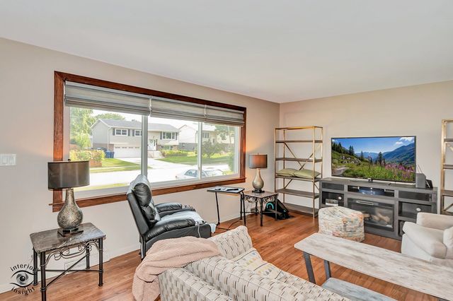 8838 Oakwood Drive, Hickory Hills, IL 60457