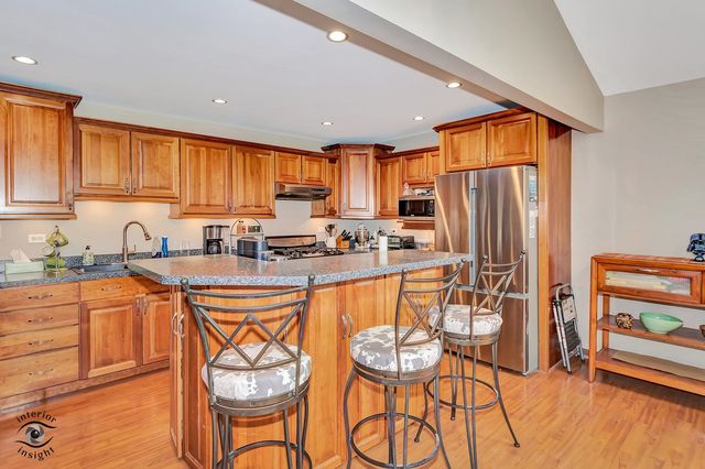 8838 Oakwood Drive, Hickory Hills, IL 60457