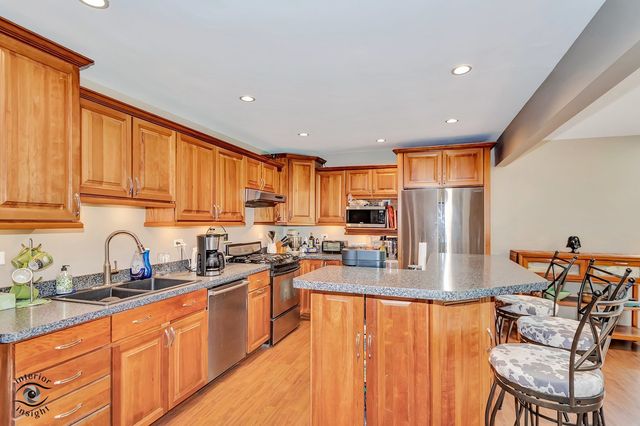 8838 Oakwood Drive, Hickory Hills, IL 60457