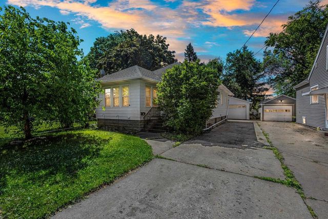135 W 23RD AVENUE, Oshkosh, WI 54902
