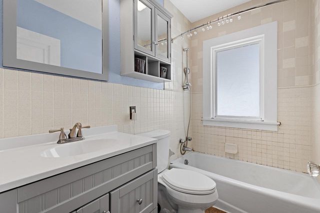 135 W 23RD AVENUE, Oshkosh, WI 54902