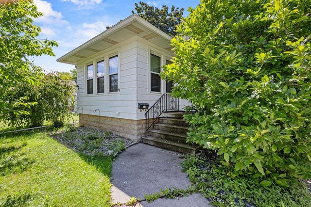 135 W 23RD AVENUE, Oshkosh, WI 54902