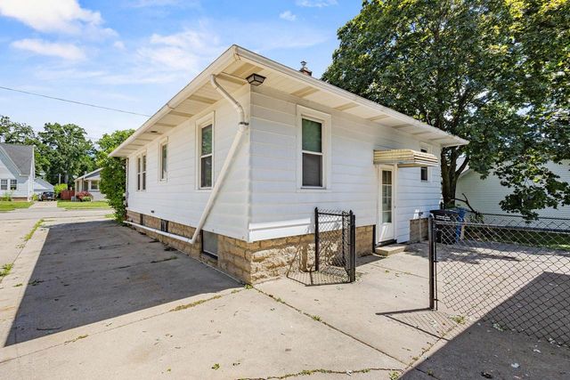135 W 23RD AVENUE, Oshkosh, WI 54902