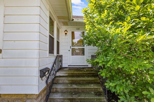 135 W 23RD AVENUE, Oshkosh, WI 54902