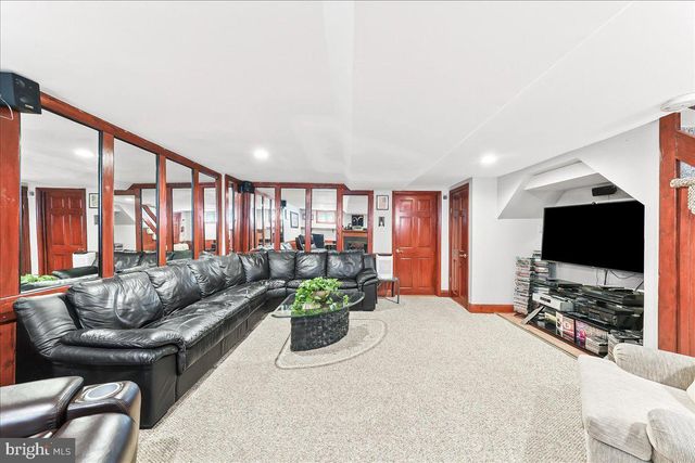 322 TWIN OAKS DR, Havertown, PA 19083