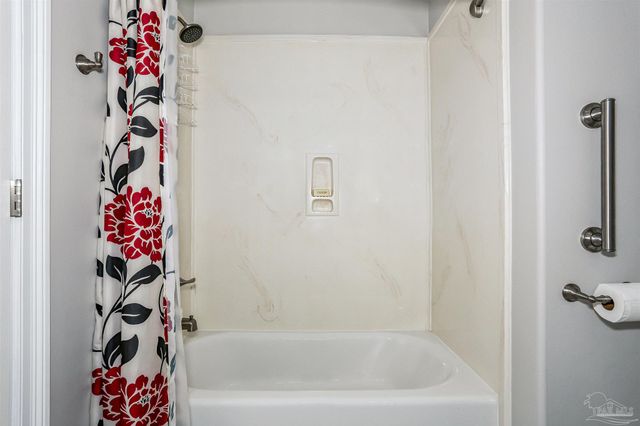 4090 Oak Pointe Dr, Gulf Breeze, FL 32563