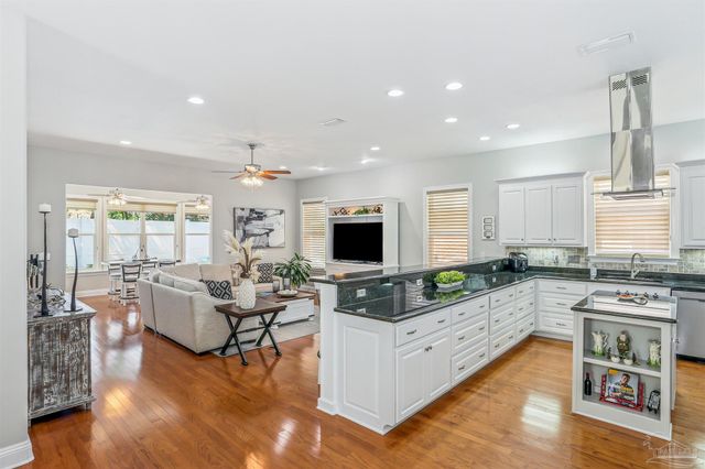 4090 Oak Pointe Dr, Gulf Breeze, FL 32563