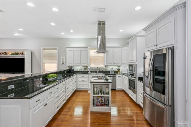 4090 Oak Pointe Dr, Gulf Breeze, FL 32563