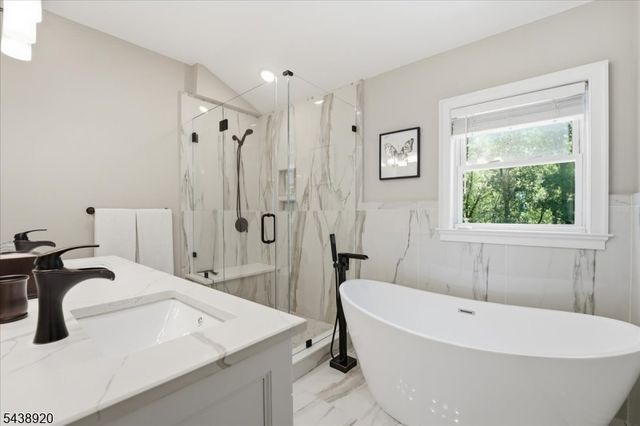 3 Richard Dr W, Mount Arlington Boro, NJ 07856