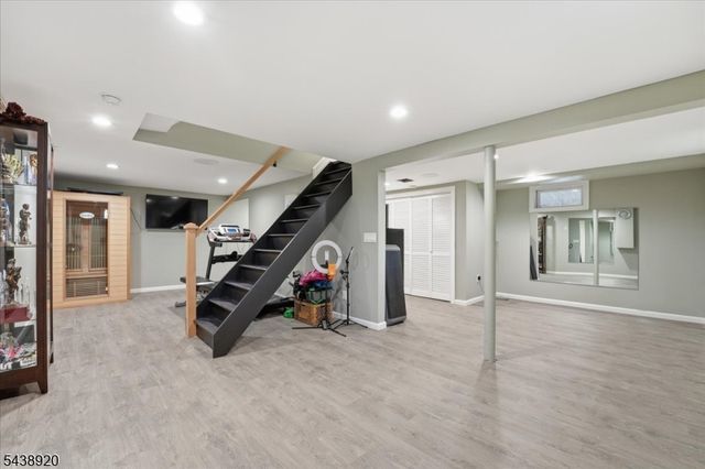 3 Richard Dr W, Mount Arlington Boro, NJ 07856