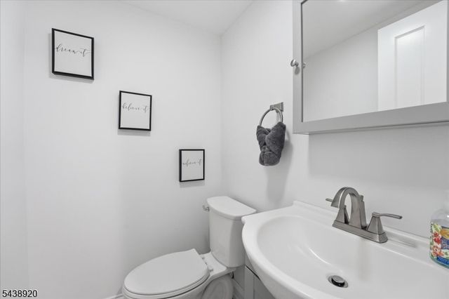 3 Richard Dr W, Mount Arlington Boro, NJ 07856