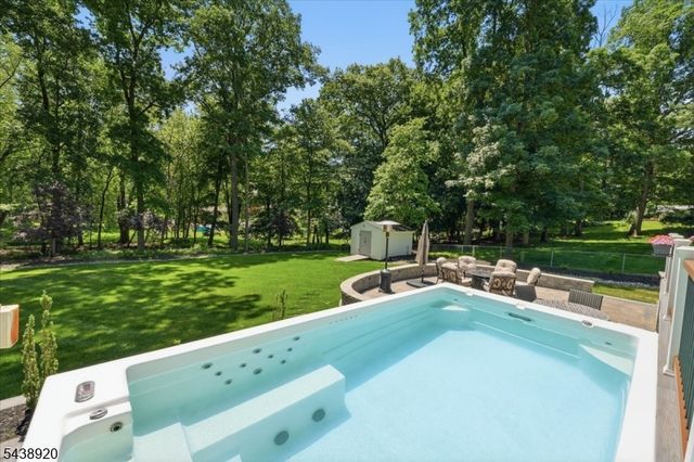 3 Richard Dr W, Mount Arlington Boro, NJ 07856