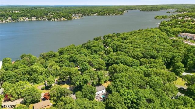 3 Richard Dr W, Mount Arlington Boro, NJ 07856