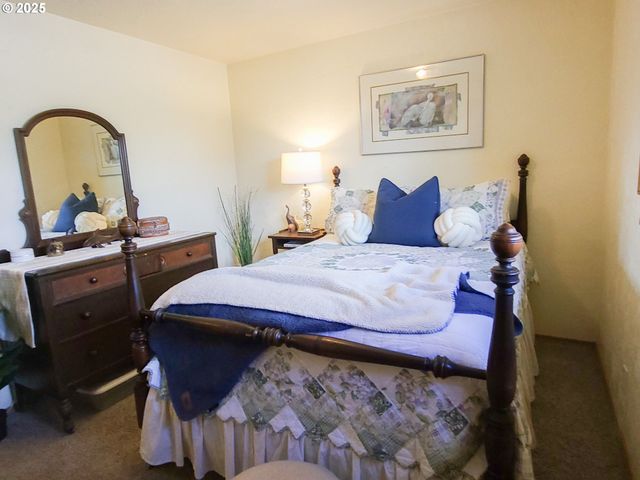 953 S U St, Cottage Grove, OR 97424