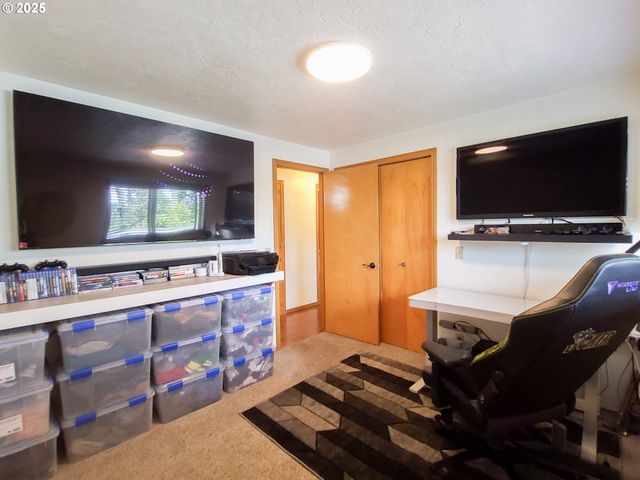 953 S U St, Cottage Grove, OR 97424