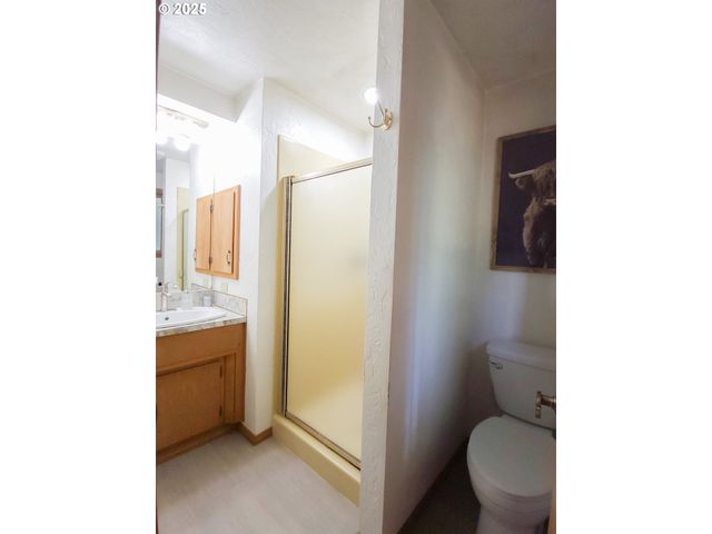 953 S U St, Cottage Grove, OR 97424