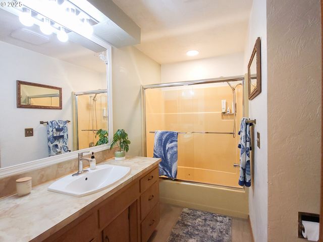 953 S U St, Cottage Grove, OR 97424