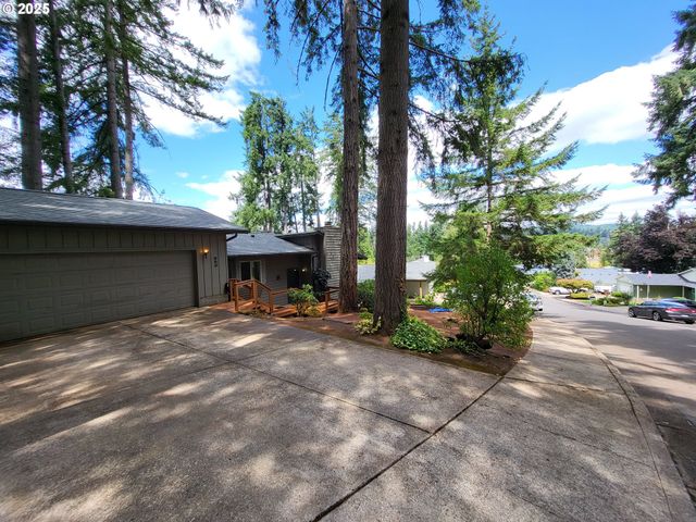 953 S U St, Cottage Grove, OR 97424