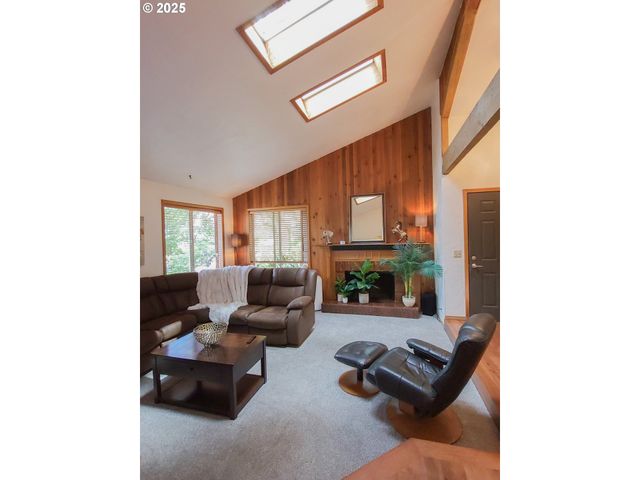 953 S U St, Cottage Grove, OR 97424