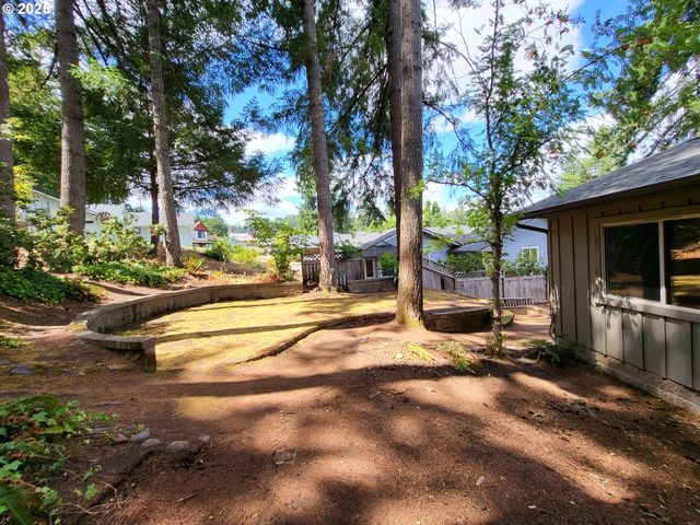 953 S U St, Cottage Grove, OR 97424