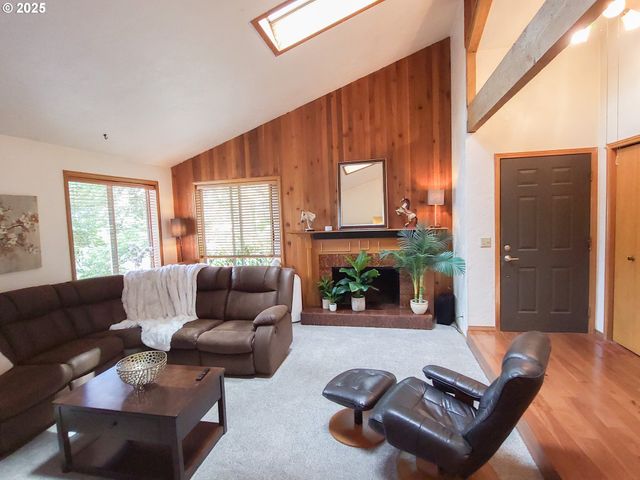 953 S U St, Cottage Grove, OR 97424