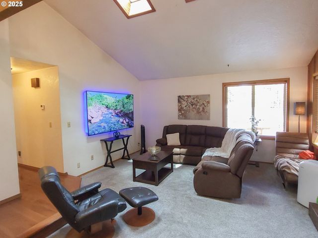 953 S U St, Cottage Grove, OR 97424