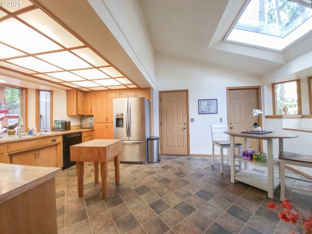 953 S U St, Cottage Grove, OR 97424