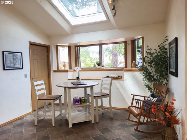 953 S U St, Cottage Grove, OR 97424