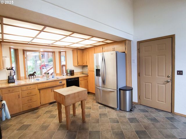 953 S U St, Cottage Grove, OR 97424